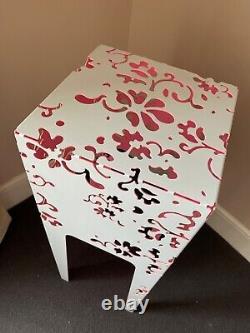 Indoor/Outdoor Side Table by Contraforma Romance, White / Fluorescent pink
