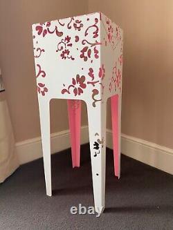 Indoor/Outdoor Side Table by Contraforma Romance, White / Fluorescent pink